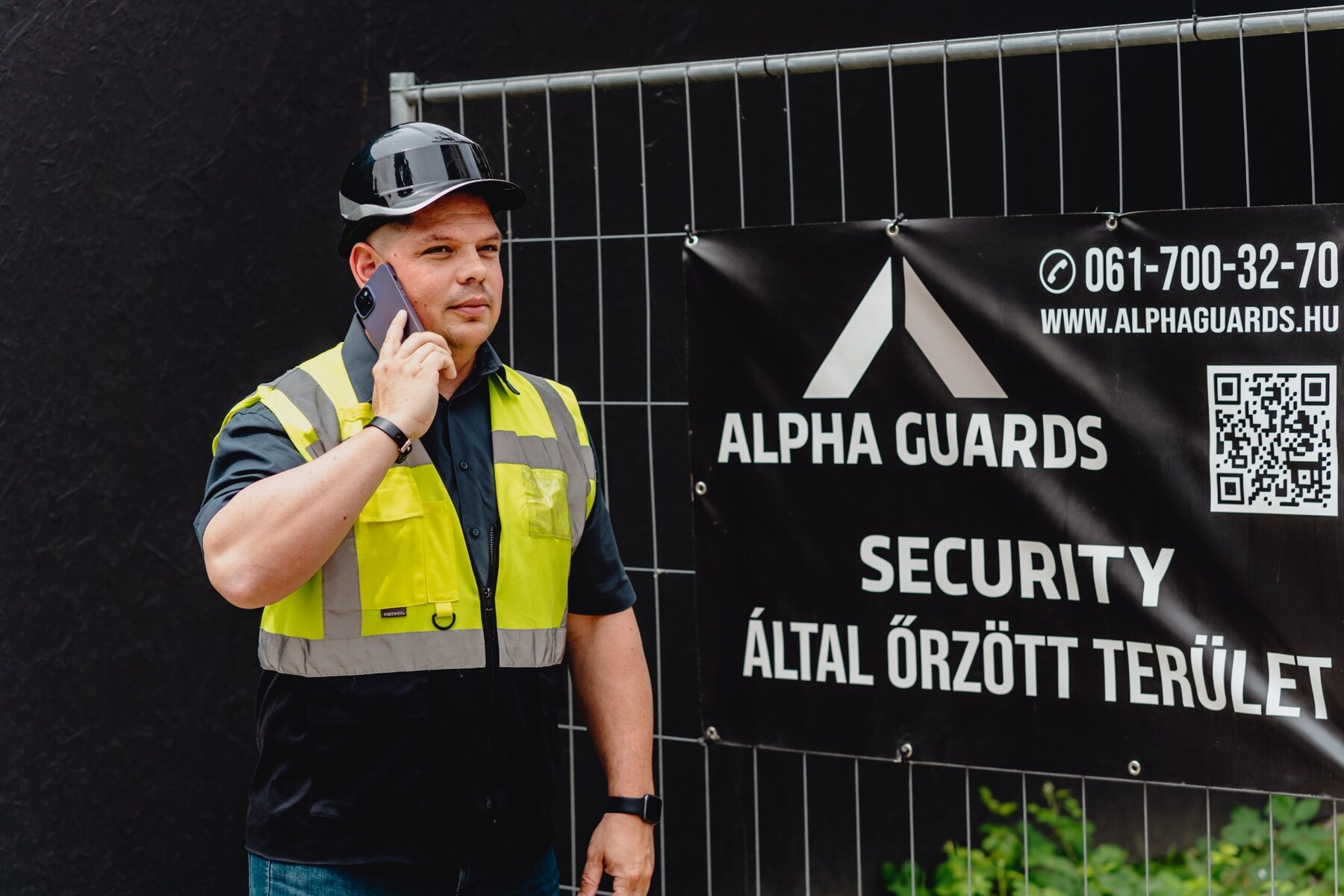 Alpha Guards munkatárs egy építkezési terület felügyelete közben